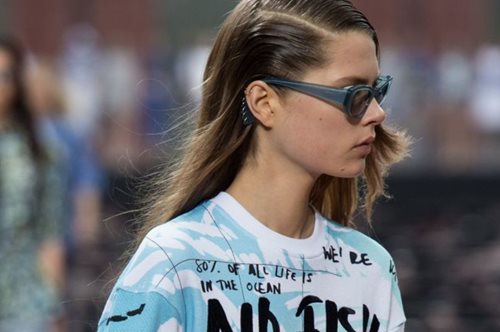 Ό,τι πιο καλοκαιρινό. Το χτένισμα που θα κάνουμε όλες όσες ζεσταινόμαστε πολύ με το styling