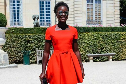 Το άκρως δροσερό και καλοκαιρινό αξεσουάρ της Lupita Nyong'o που θέλουμε να φορέσουμε όλες μας