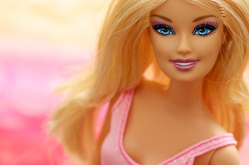 Το «Σύνδρομο Μπάρμπι», η νέα τρέλα στις πλαστικές επεμβάσεις που υπονομεύει τις ζωές μας