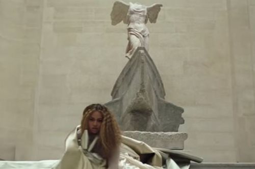 Η Beyonce χορεύει μπροστά από τη Νίκη της Σαμοθράκης και την Αφροδίτη της Μήλου 