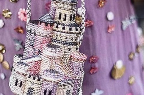 Η ιστορία πίσω από τα πιο γνωστά τσαντάκια στον πλανήτη, που μοιάζουν με κρυστάλλινες μινιατούρες