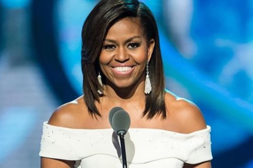 Μισέλ Ομπάμα: Εμφανίστηκε για πρώτη φορά με το πιο κλασικό κομμάτι της γυναικείας γκαρνταρόμπας