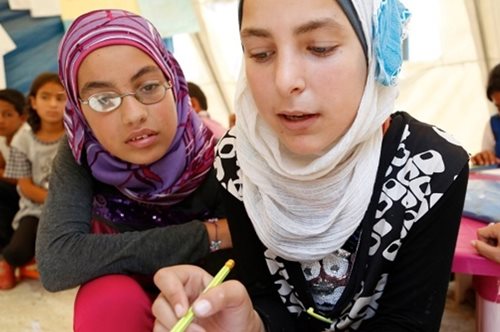 «Η γνώση είναι δύναμη». Στη Συρία, εάν είσαι κορίτσι και θέλεις να πας σχολείο ρισκάρεις την ζωή σου