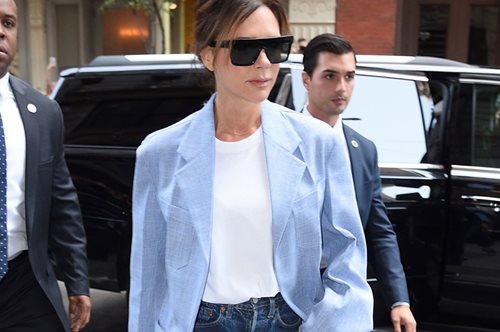 Noμίζαμε πως τα έχουμε δει όλα. Η Βικτόρια Μπέκαμ ανακάλυψε και σχεδίασε νέο τύπο skinny τζιν