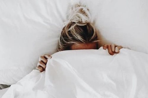 Αυτό το tip κατά της αϋπνίας είναι τόσο περίεργο που μπορεί και να δουλέψει