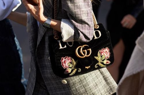 Υπάρχει λόγος που τα «γυαλιστερά σανδάλια» του οίκου Gucci πουλάνε σαν τρελά