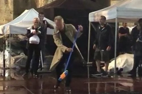 Το μεγαλείο του ανδρός: Όταν ο Στινγκ βγήκε στο Ηρώδειο με σκούπα και καθάρισε τη σκηνή από τα νερά