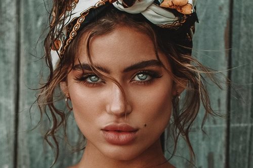 Ξέχνα τις ενέσεις: Το σφριγηλό πρόσωπο γίνεται πραγματικότητα με μία μίνι μπάλα της γιόγκα 