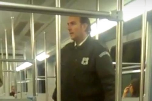 Σάλος με υπάλληλο σεκιούριτι που διώχνει μετανάστη στον ΗΣΑΠ