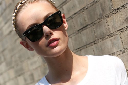 Αντίο βαρεμάρα: Μία μπλόγκερ σου δείχνει 5 τρόπους να φορέσεις το λευκό T-Shirt 