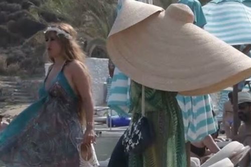 Το καπέλο-ομπρέλα που κάνει θραύση στο ίνσταγκραμ εμφανίστηκε και στην Μύκονο 