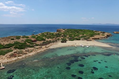 Νήσος Υδρούσα: Το ιδιωτικό νησί της Αττικής με τα καταγάλανα νερά που ανήκει σε έναν βιοπαλαιστή