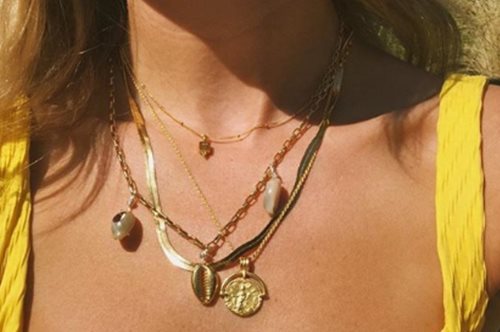 Layering: H απόλυτη τάση του καλοκαιριού θέλει να φοράς όλα τα κολιέ σου μαζί