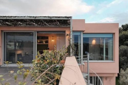 Ένα ανακαινισμένο δώμα στο Μετς χωράει ολόκληρο το αττικό φως 