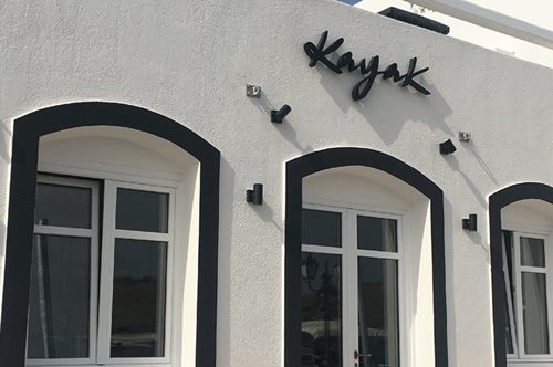 Τα νέα καταστήματα της Kayak δροσίζουν και μόνο που τα βλέπεις