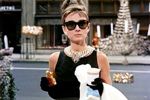 Αυτό το εμβληματικό φόρεμα της Audrey Hepburn έγραψε ιστορία. Βρήκαμε τη σύγχρονη εκδοχή του