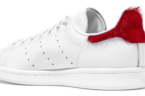 Δείτε πρώτοι τα νέα Stan Smith με κόκκινο pony skin. Πού και πόσο θα τα αγοράσετε; 