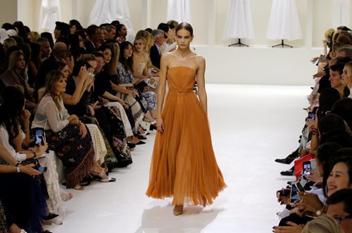 Ο Dior επαναφέρει στο προσκήνιο το πιο εμβληματικό item της γαλλικής φινέτσας