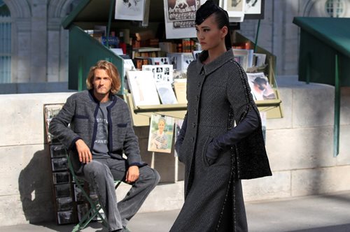 O Karl Lagerfeld έβγαλε τα μοντέλα της Chanel στους δρόμους του Παρισιού 