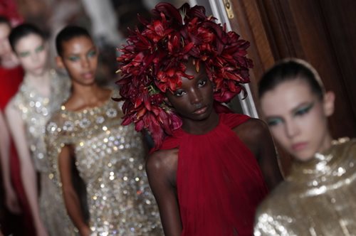 Αποκλείεται: Ο οίκος Valentino επαναφέρει στη μόδα το πιο αδιανόητο χτένισμα 