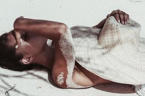 Δεν έχεις προλάβει ακόμα να μαυρίσεις; Με αυτόν τον τρόπο θα το κάνεις σε 5 λεπτά