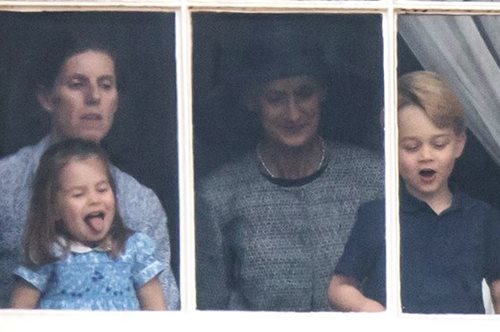 Η πριγκίπισσα Σάρλοτ βγάζει τη γλώσσα της ενώ παρακολουθεί τον εορτασμό της RAF