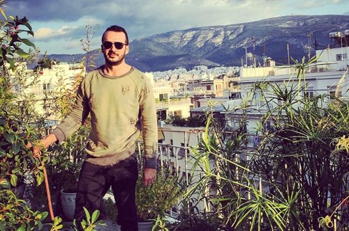 «Ζω στη γειτονιά με τις πιο όμορφες ανηφόρες με σκαλάκια»: Ο Δημήτρης Τσακούμης μιλά για το Κολωνάκι