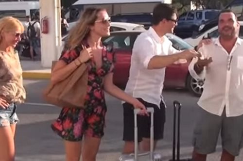 Μύκονος: Παρ’ ολίγον παρεξήγηση του Σάκη Ρουβά με φωτογράφους για τα πόδια της Κάτιας