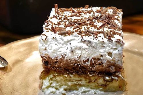 Πεντανόστιμη τούρτα κατσαρόλας: Το υπέροχο γλυκό ψυγείου που τρώγεται με υψηλές θερμοκρασίες 