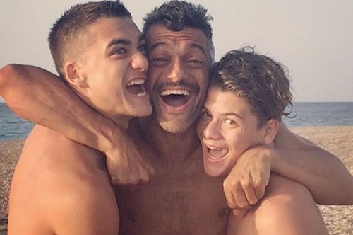 Ο Στέλιος Κρητικός ανοίγει το σπίτι του αγκαλιά με την μικρή του κόρη