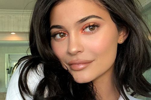 Μυστικά αυτοπεποίθησης: Η Κάιλι Τζένερ χρησιμοποιεί τα καλλυντικά που την έκαναν δισεκατομμυριούχο