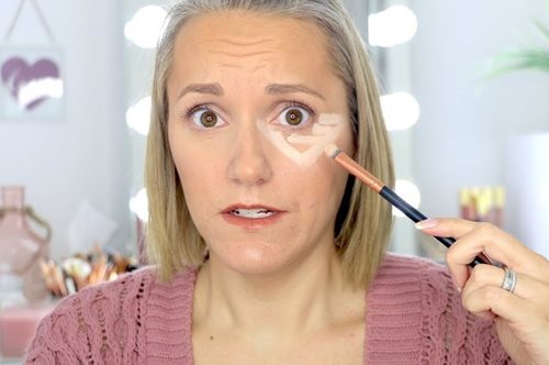 Είσαι πάνω από 35; Σταμάτα να φοράς το κονσίλερ όπως σου δείχνουν οι μπλόγκερ στο YouTube