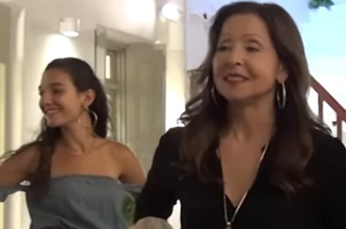 Eίδαμε το γιο της Βίκυς Λέανδρος με την εντυπωσιακή μητέρα του στα σοκάκια της Μυκόνου