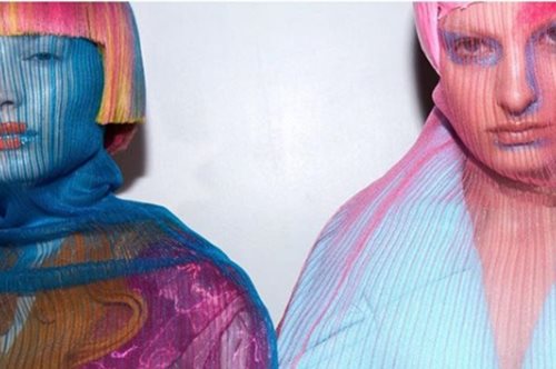 Εσύ ακόμα κρατάς το κινητό στο χέρι σου; Ο νέος τρόπος που προτείνει η μόδα θα σε εκπλήξει