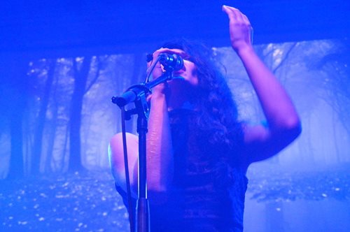 H τραγουδίστρια DUSK θα ήθελε να γυρίσει όλη τη γη