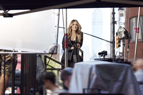 Βλέπουμε καλά; Η Σάρα Τζέσικα Πάρκερ βγήκε φορώντας μόνο τις πυτζάμες της