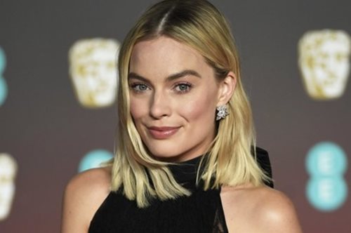 H Μάργκοτ Ρόμπι συνεχίζει τις διακοπές της στη Σίφνο αγκαλιά με τον σύζυγό της