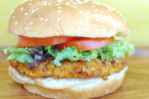 Συγκλονιστικό χορτοφαγικό burger με κινόα και γλυκοπατάτα