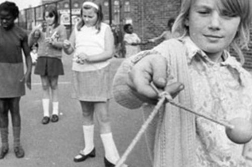 «Τάκα Τάκα»: Tο δημοφιλές παιχνίδι της δεκαετίας του '70 που απαγορεύτηκε ως επικίνδυνο