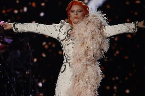 Αποθέωση: Δείτε το συγκλονιστικό αφιέρωμα της Lady Gaga στον David Bowie