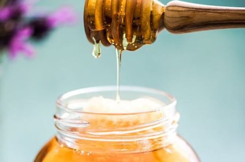 8 πράγματα που θα συμβούν στο σώμα σου αν τρως μέλι κάθε μέρα