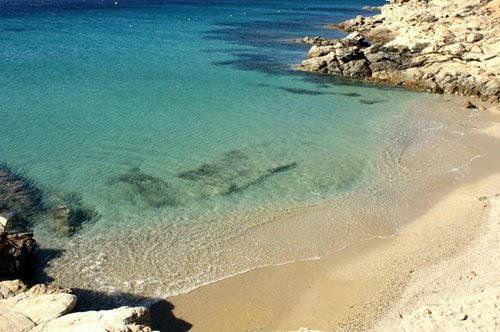 Ανεξερεύνητος παράδεισος: Η μυστική παραλία της Μυκόνου που γνωρίζουν μόνο οι ντόπιοι