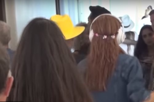 Ακραίο: Χολιγουντιανή ηθοποιός εμφανίστηκε με χριστουγεννιάτικα λαμπάκια στη Μύκονο