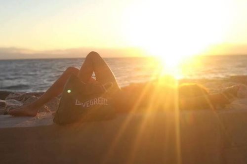 Από την Κρήτη ως το Αμβούργο: Η ελληνική τσάντα παραλίας που συνδυάζει το τουριστικό με το chic