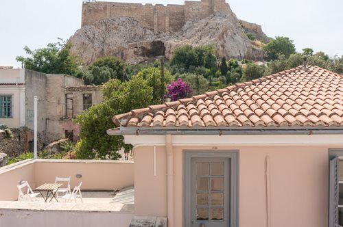 Μια βίλα του 19ου αιώνα με εσωτερική αυλή είναι το πιο καλά κρυμμένο μυστικό της Πλάκας