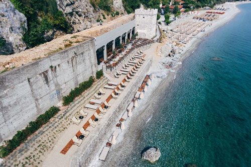 Σε αυτό το μέρος της Ελλάδας κάνεις μπάνιο κάτω από ένα κάστρο