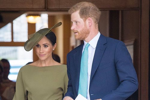 Ειδικοί εξηγούν: Γιατί η Μέγκαν φόρεσε αυτό το ασυνήθιστο χρώμα στη βάπτιση του Πρίγκιπα Λούις