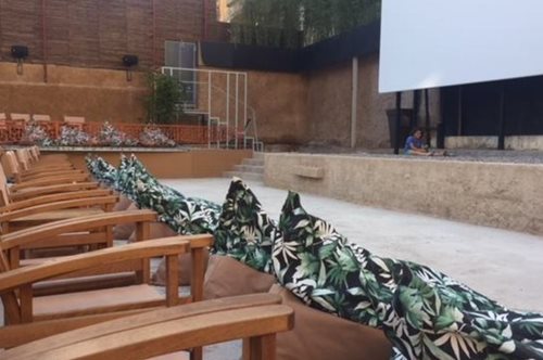 Αριάν: Το θερινό σινεμά στη Γλυφάδα με τις μαξιλάρες, τα πουφ τ' αγιόκλημα και τα γιασεμιά 