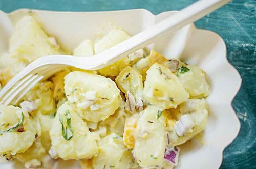 Super light γεύση: Αγαπημένη καλοκαιρινή πατατοσαλάτα με sauce γιαουρτιού και μουστάρδα