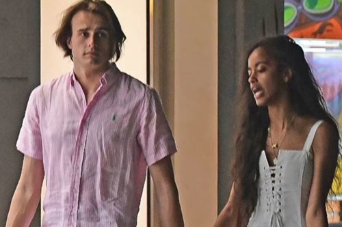 Μας αρέσει: Η Μάλια Ομπάμα ντύνεται σαν Λονδρέζα 